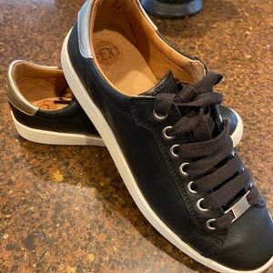 NIB - UGG Women’s Milo Sneakers Size 7.